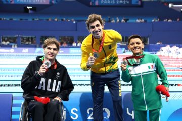 Jesús Rodríguez posa porque México gana bronce