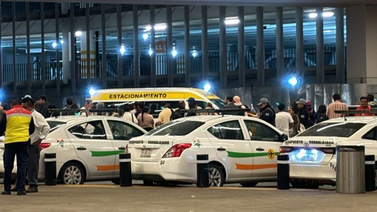 Usuarios del Aeropuerto Internacional de Guadalajara, taxis