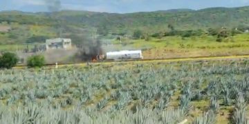 Autopista Tepic-Guadalajara fue cerrada por incendio de pipa