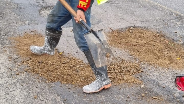 Carretera federal 200, ciudadanos tapan baches en Nayarit