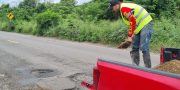 Carretera federal 200, ciudadanos tapan baches en Nayarit