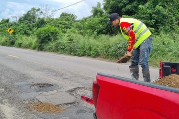 Carretera federal 200, ciudadanos tapan baches en Nayarit