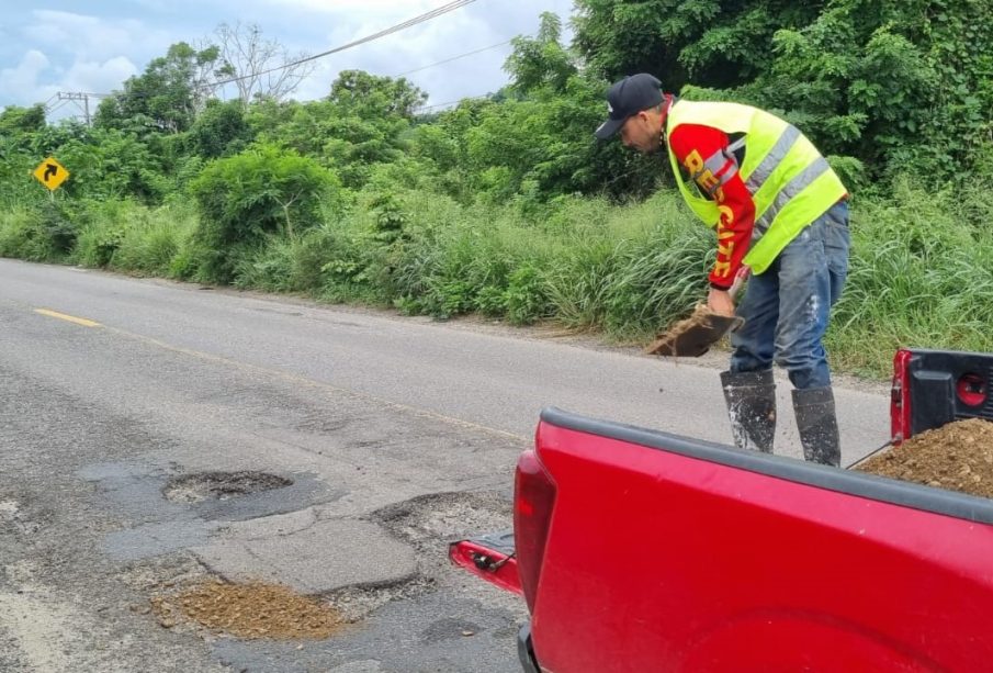 Carretera federal 200, ciudadanos tapan baches en Nayarit