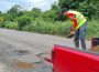 Carretera federal 200, ciudadanos tapan baches en Nayarit