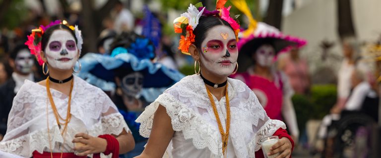 Desfile de Día de Muertos Tradición impuesta por Hollywood