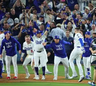jugadores de los Dodgers brincan tras el triunfo