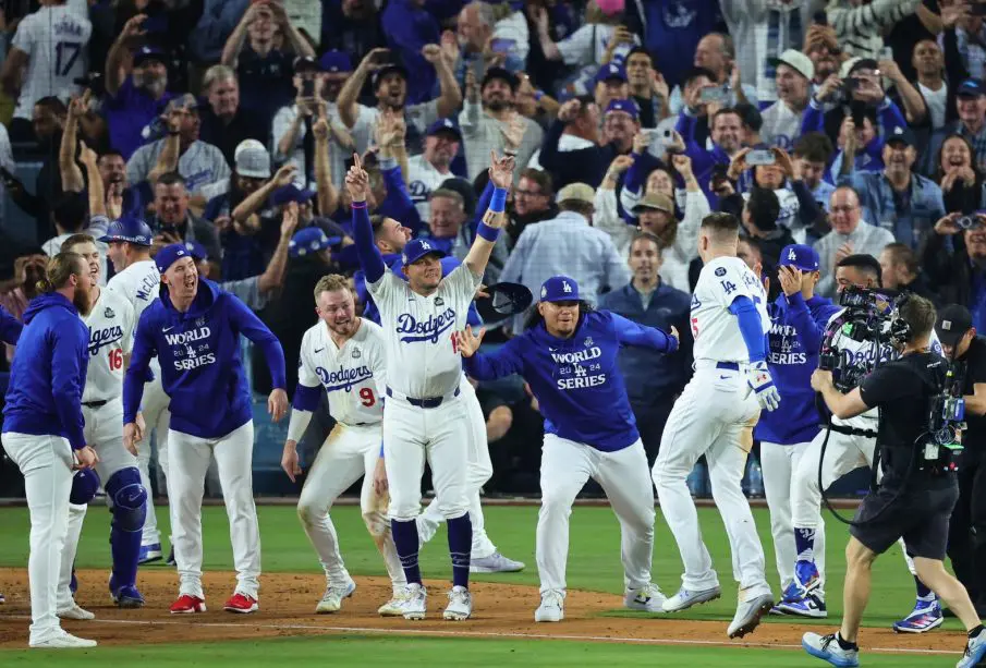 jugadores de los Dodgers brincan tras el triunfo