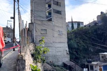 Edificio en Naucalpan a punto de derrumbarse