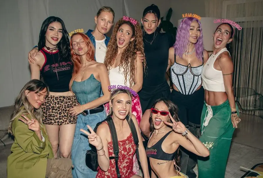 Shakira en fiesta con otras famosas