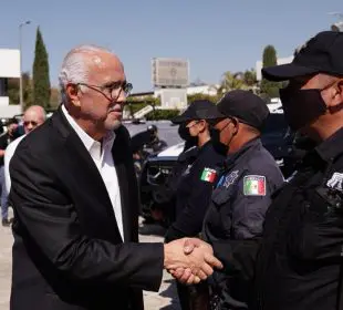 Navarro Quintero saludando a policías