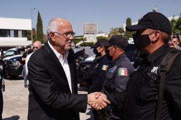 Navarro Quintero saludando a policías