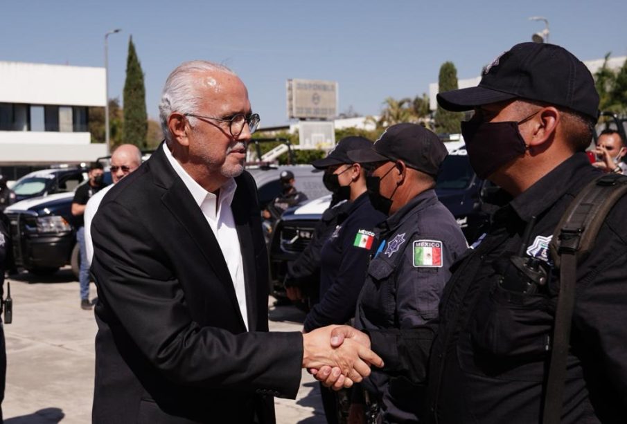 Navarro Quintero saludando a policías