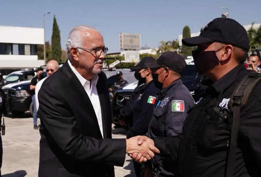 Navarro Quintero saludando a policías