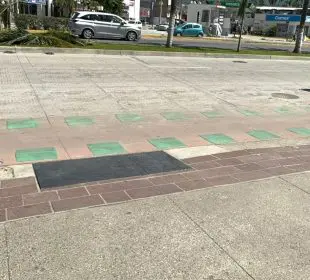 Coladera es tapada en la avenida principal