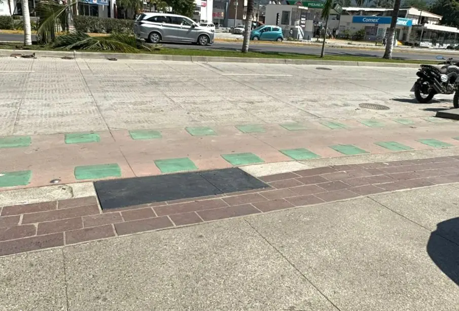 Coladera es tapada en la avenida principal