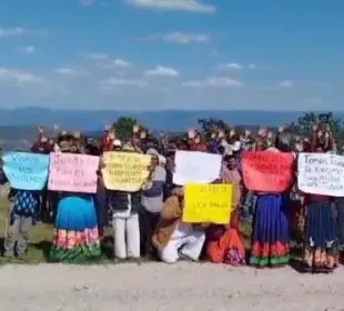 Comunidad wixárika protestando