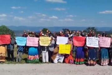 Comunidad wixárika protestando