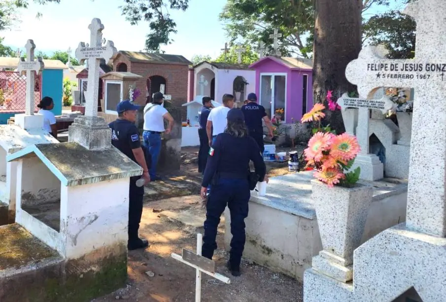 Panteones con policías en Puerto Vallarta