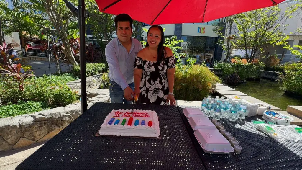 La Lic. Alida García y Héctor Cienfuegos, Director de Marketing de La Isla 