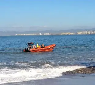 Guardavidas rescatan a 2 hombres en Vallarta