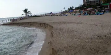 Playa Holly en Puerto Vallarta presenta bandera roja por riesgo en el mar