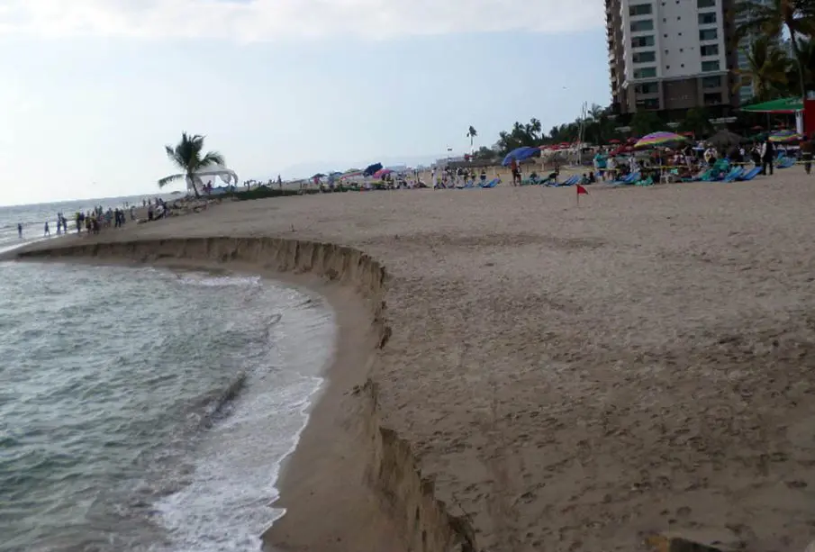 Playa Holly en Puerto Vallarta presenta bandera roja por riesgo en el mar