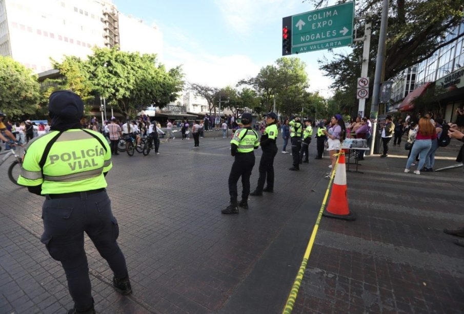 Oficiales mujeres en marchas del 8M