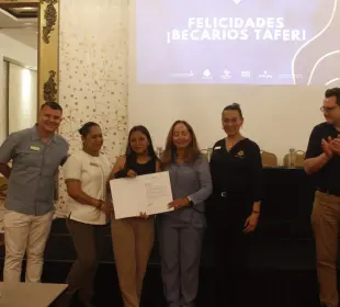 Alas de Águila entrega de becas