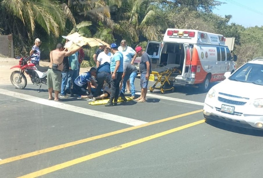 Atropellada en La Peñita es auxiliada por paramédicos (Video)