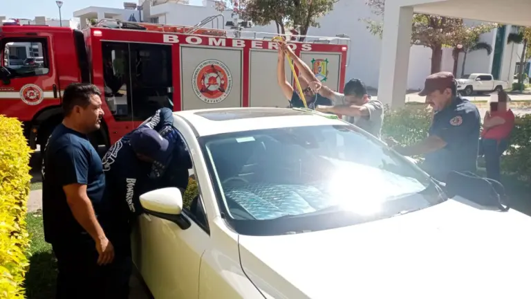 Bebé quedó atrapado dentro de un auto en Tepic