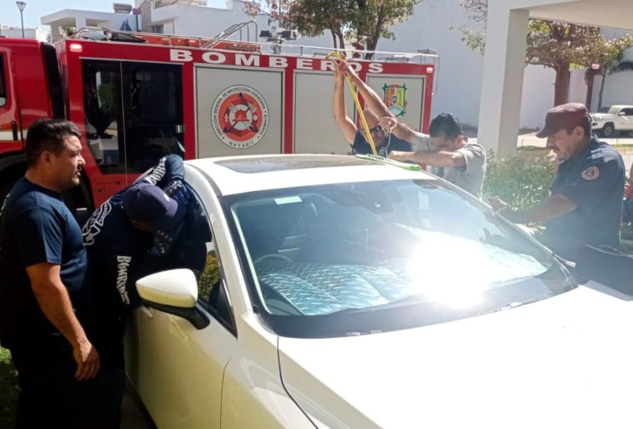 Bebé quedó atrapado dentro de un auto en Tepic