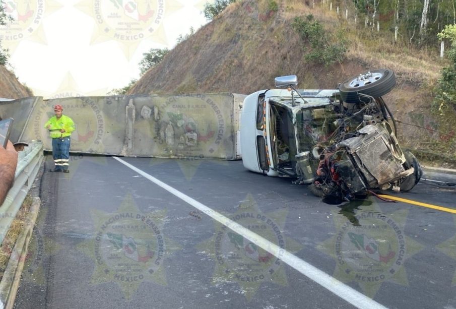 Cerrado el libramiento norte de Tepic por volcadura de tráiler -