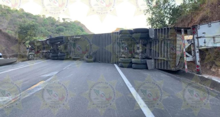 Cerrado el libramiento norte de Tepic por volcadura de tráiler