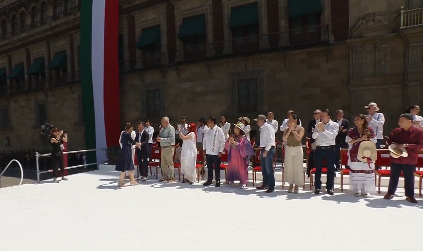 Sheinbaum saludando a asistentes de la asamblea