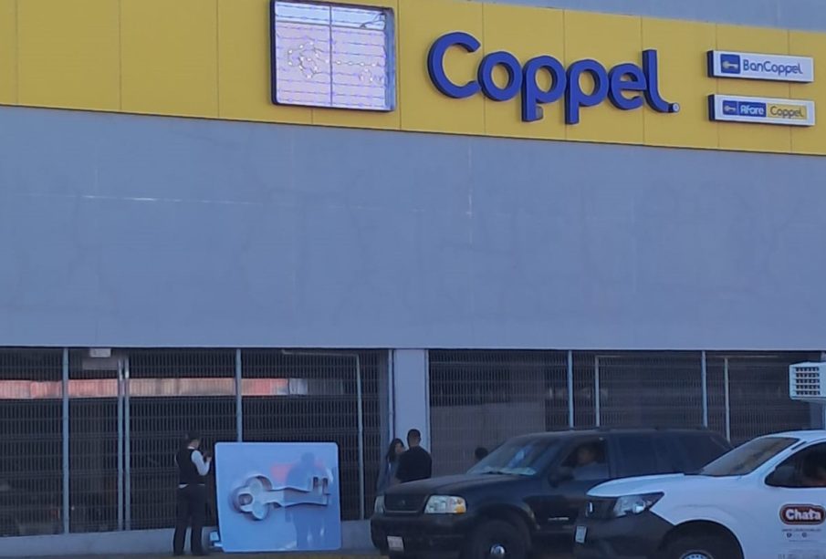 Colapsó un anuncio espectacular en Coppel de Xalisco, Nayarit