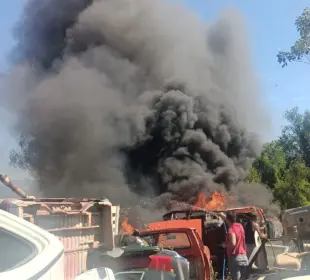 Incendio en Las Varas consume depósito de vehículos
