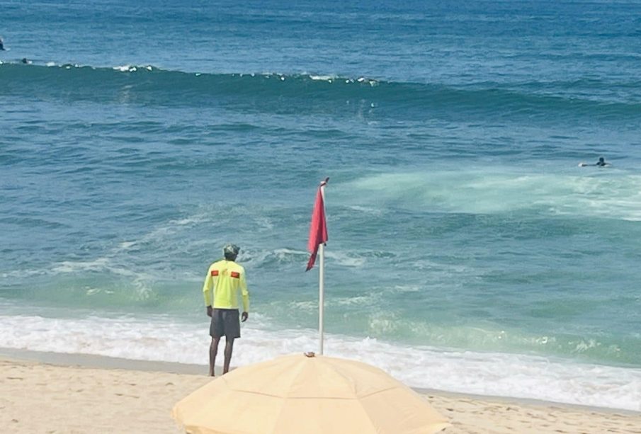 Bandera roja en Punta de Mita