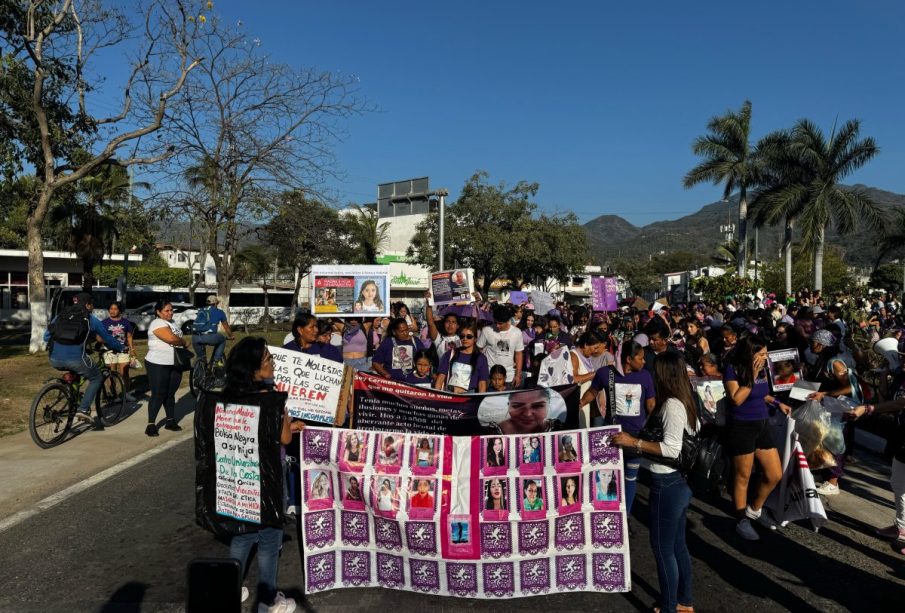 Marcha feminista en Puerto Vallarta reúne a cientos de mujeres