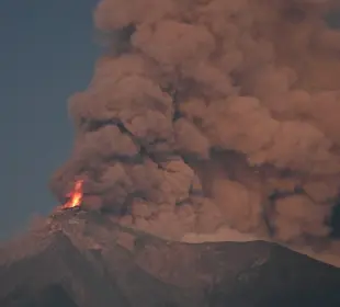 Volcán haciendo erupción Guatemala