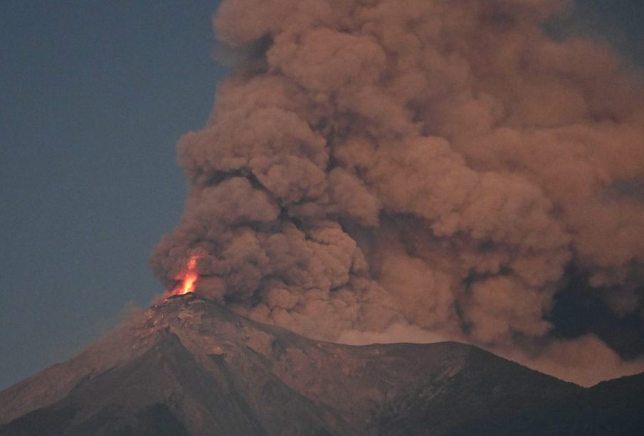 Volcán haciendo erupción Guatemala