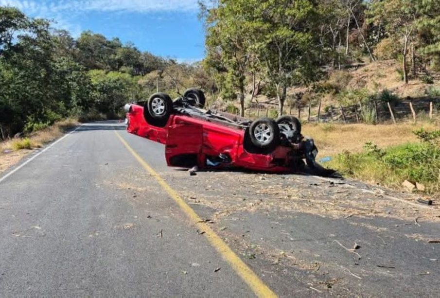 Vehículo volteado en carretera de Cabo Corrientes