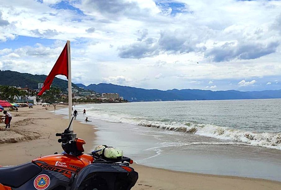 Bandera roja en playas de Vallarta por oleaje