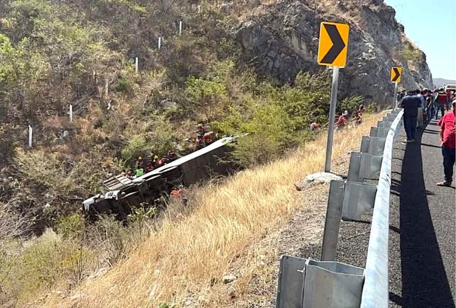 Autobús cae al barranco en carretera de Oaxaca