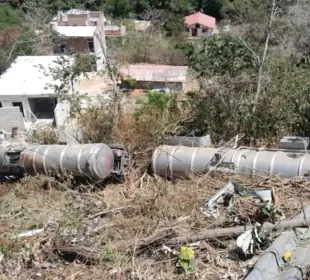 Volcadura de auto tanque en Cabo Corrientes