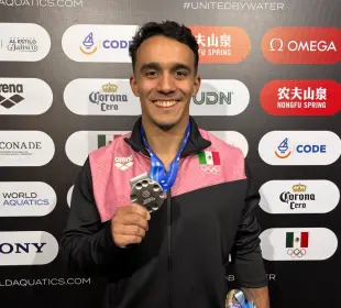 Juan Celaya presume su medalla