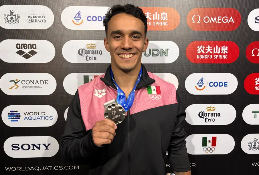 Juan Celaya presume su medalla