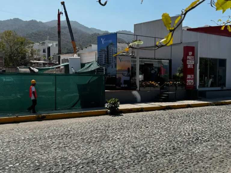 Construcción de edificios en Vallarta.