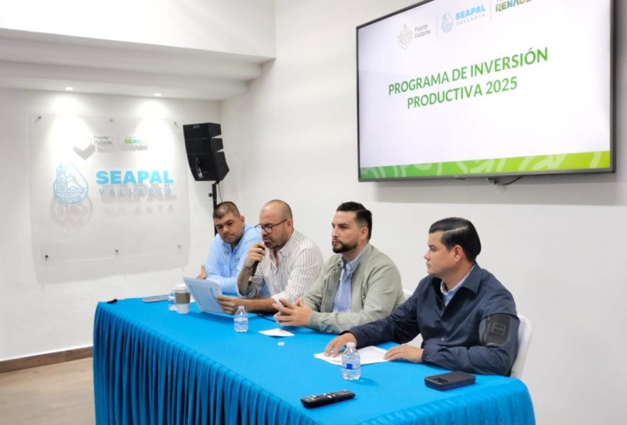 Luis Munguía y otros funcionarios en conferencia de prensa.
