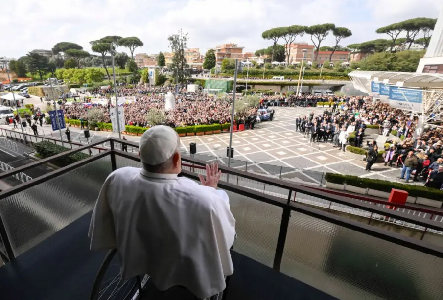 Papa Francisco desde el balcón saludando a sus feligreses