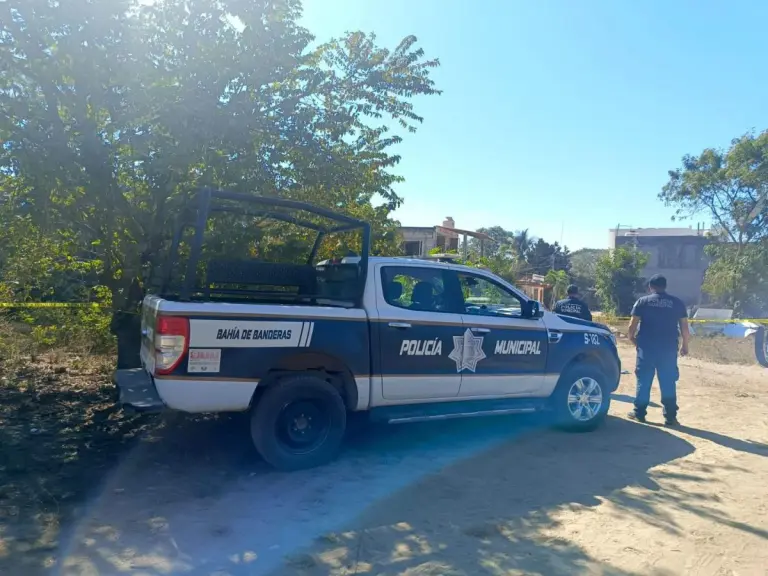 Policías en Bahía de Banderas.